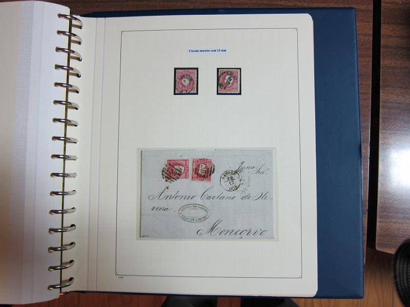 0019 (133).JPG -     Lote:    19      Marcofilia      Lotes Especiais       Descrição:         Portugal. Colecção especializada de carimbos de duplo círculo, tipo 1852, montada em 4 álbuns Lindner, com selos de diversas emissões e cartas, com estudo minucioso de cada marca. Lote a ver.         Lote       Valor Base:     &euro; 2.500,00     Valor Venda:     Retirado     